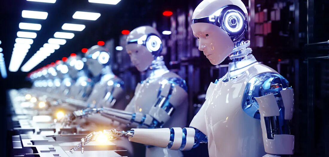 Reihe humanoider Roboter an Arbeitsplätzen in einer futuristischen Halle